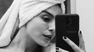 Giovanna Lancellotti ousa e surge de roupão com decote acentuado - Reprodução/Instagram