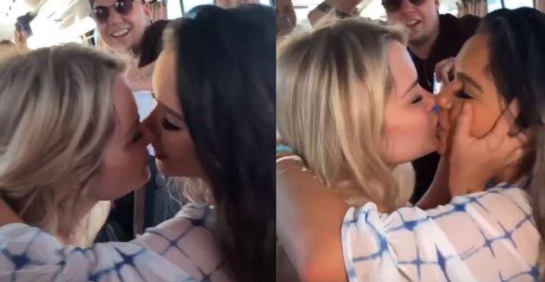 Ex-BBB Gizelly Bicalho e Marcela McGowan trocam beijão durante viagem - Arquivo Pessoal