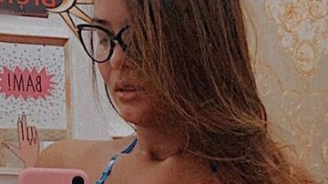 Geisy Arruda usa biquíni de fita e quase mostra demais ao ostentar marquinhas - Instagram