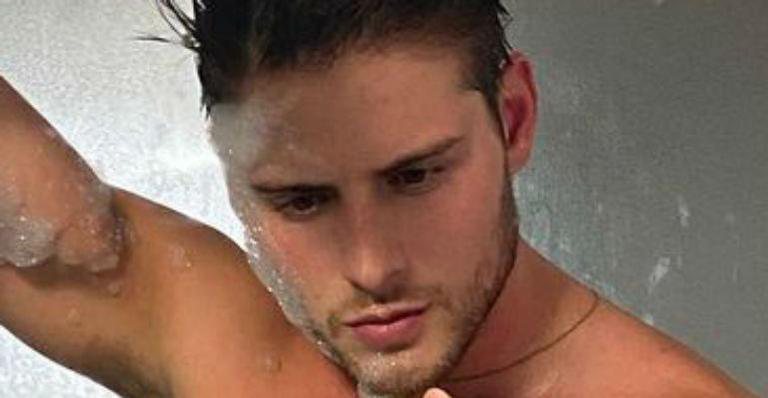 Ex-BBB Daniel Lenhardt causa impacto ao surgir nu durante banho - Reprodução/Instagram