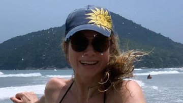 Radiante, Leticia Spiller curte dia à beira mar e ostenta corpão ao posar de biquíni - Reprodução/Instagram