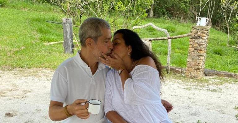 Regina Casé protagoniza beijão de cinema com o marido - Instagram