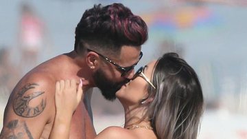 Na praia, Latino troca beijos quentes com a namorada - AgNews
