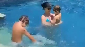 De biquíni, Andressa Suita curte piscina ao lado dos filhos em sua mansão - Reprodução/Instagram