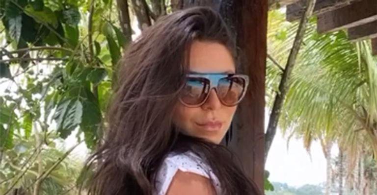 Esposa de Thammy Miranda elege biquíni branco e exibe corpo saradíssimo - Reprodução/Instagram