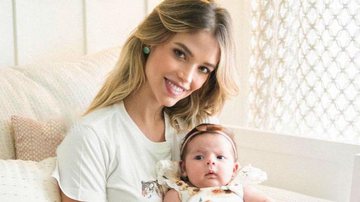 Carol Dias registra sorrisão da filha de dois meses que surge em clique de mini saia jeans - Reprodução/Instagram