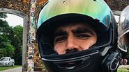 Caio Castro surge com Grazi Massafera na garupa de sua moto no Paraná - Reprodução/Instagram