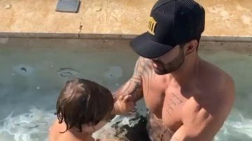 Gusttavo Lima curte piscina com o herdeiro - Instagram
