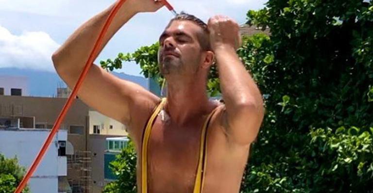 Bruno Miranda, o Borat, toma banho de mangueira e anuncia retorno - Instagram