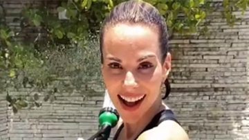 Aos 47 anos, Ana Furtado toma banho de mangueira - Reprodução/Instagram
