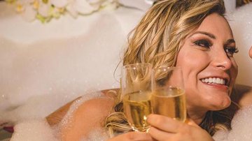 Em noite de núpcias, Andressa Urach surge agarradinha com o marido em banheira de luxo: "Me completa" - Reprodução/Instagram