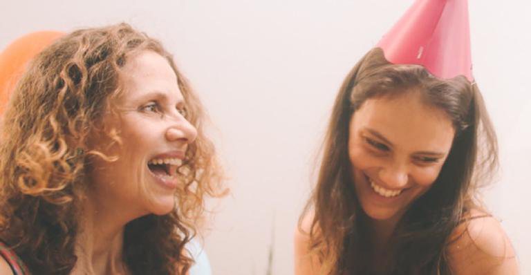 Laura Neiva encanta web com homenagem comovente para a mãe - Instagram