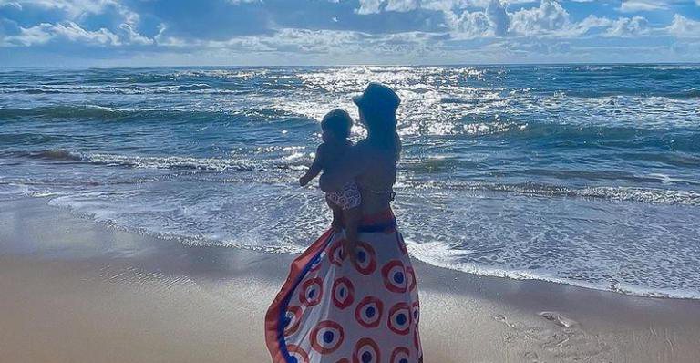 Marília Mendonça encanta ao mostrar herdeiro conhecendo o mar - Instagram