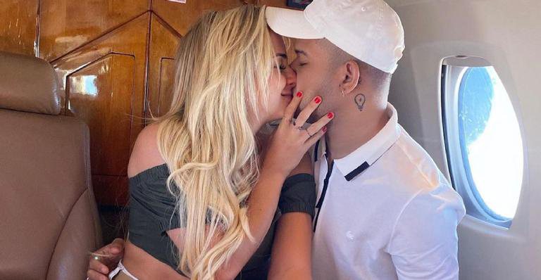 Gabi Martins e Tierey trocam beijo apaixonado durante viagem a Fernando de Noronha - Instagram
