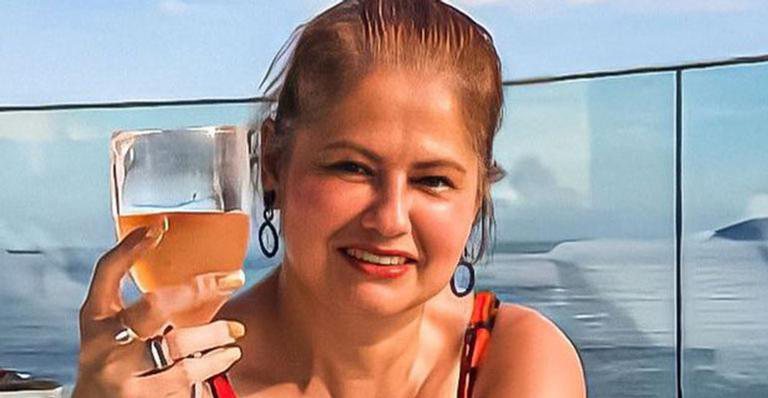 Aos 54 anos, Narjara Turetta posa de maiô cavado em piscina de hotel de luxo - Reprodução/Instagram