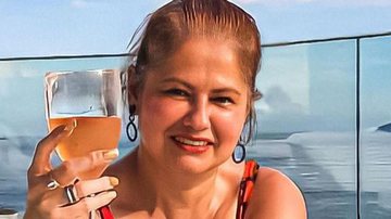 Aos 54 anos, Narjara Turetta posa de maiô cavado em piscina de hotel de luxo - Reprodução/Instagram