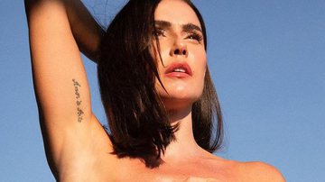 Deborah Secco começa o ano fazendo topless - Reprodução/Instagram