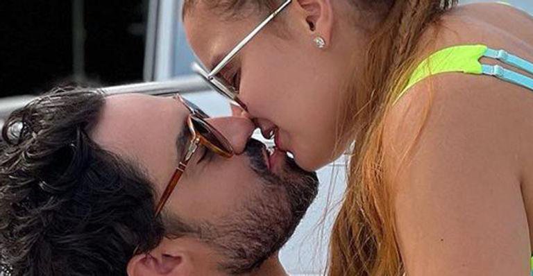 Fernando surge dando beijão em Maiara e mão boba no maiô rouba a cena - Reprodução/Instagram