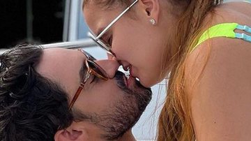 Fernando surge dando beijão em Maiara e mão boba no maiô rouba a cena - Reprodução/Instagram