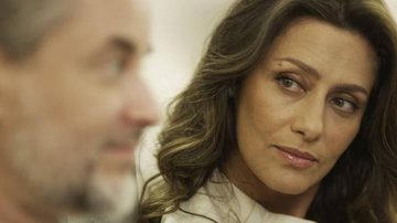 A socialite arma um encontro com o ex-marido no avião e o pressiona; confira o que vai acontecer! - Reprodução/TV Globo