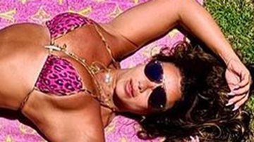 Uau! Viviane Araújo economiza no tamanho do biquíni e ostenta corpão em dia de sol - Instagram