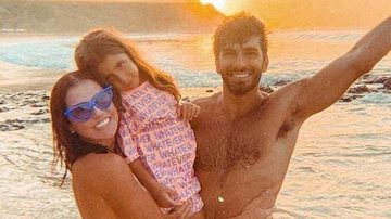 Deborah Secco posa com família em cenário paradisíaco - Reprodução/Instagram
