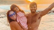 Deborah Secco posa com família em cenário paradisíaco - Reprodução/Instagram
