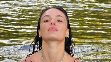 Isis Valverde causa impacto ao ostentar corpo sequinho de biquíni estampado em banho de rio - Reprodução/Instagram