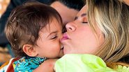 Marília Mendonça registra chamego do filho, Leo: "Que beijinho doce" - Instagram