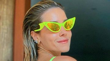 Com biquíni neon e óculos inusitado, Monique Alfradique empina bumbum e exibe corpão - Reprodução/Instagram