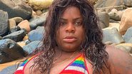 Milionária, Jojo Todynho puxa maiô de crochê em dia de praia e mostra virilha - Reprodução/Instagram/Danilo Faro