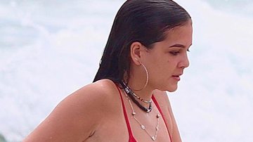Mel Maia curte dia de praia com amigos no Rio de Janeiro - AgNews