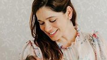 Sabrina Petraglia posa com filha recém-nascida e mostra decoração para celebrar sua chegada - babuskafotografia