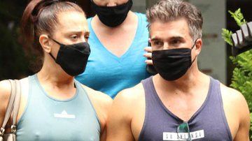 Claudia Raia e o marido malham juntinhos e exibe corpos definidos ao deixar a academia - AgNews