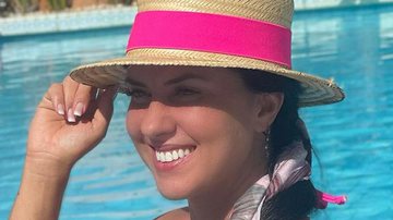 De biquíni, Graciele Lacerda posa na piscina luxuosa da fazenda de Zezé - Reprodução