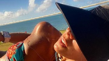 Adriane Galisteu causa nas redes ao exibir corpo sequinho e bronzeado - Reprodução/Instagram