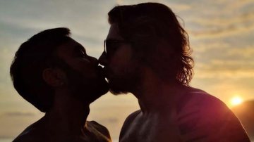 Filho de Mauricio de Sousa troca beija romântico com o marido - Instagram/Rafa Cameron