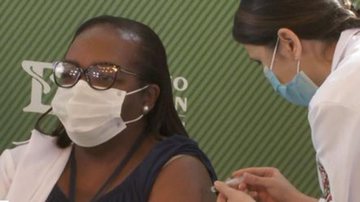 Enfermeira negra é a primeira brasileira vacinada contra a Covid-19: "Muito feliz" - Reprodução/Instagram