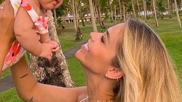 Fofura! Carol Dias encanta fãs ao registrar momento espontâneo com a filha, Esther - Instagram