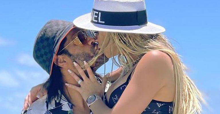 Clima esquenta em passeio de barco e Hulk Paraíba dá beijão na noiva - Reprodução/Instagram