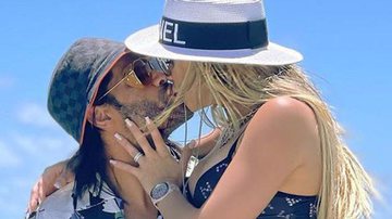 Clima esquenta em passeio de barco e Hulk Paraíba dá beijão na noiva - Reprodução/Instagram