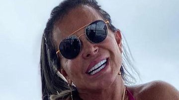 Aos 61 anos, Gretchen posa de biquíni fio-dental para as lentes do marido - Reprodução/Instagram
