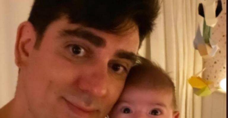 Marcelo Adnet morde a bochecha da filha recém-nascida e encanta - Reprodução/Instagram