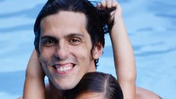 Rafael Infante posa na piscina com a filha - Reprodução/Instagram