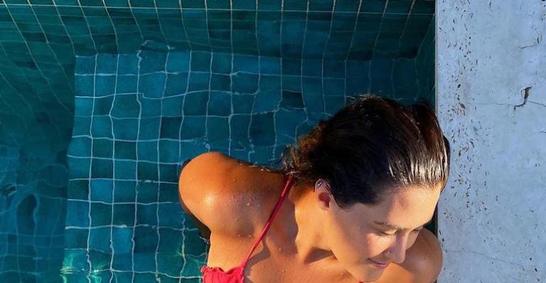 Bia Bonemer recebe elogios ao ostentar beleza em banho de piscina - Instagram
