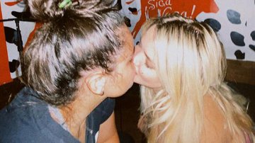 Marcela Mc Gowan troca beijão com a namora e faz declaração comovente - Instagram