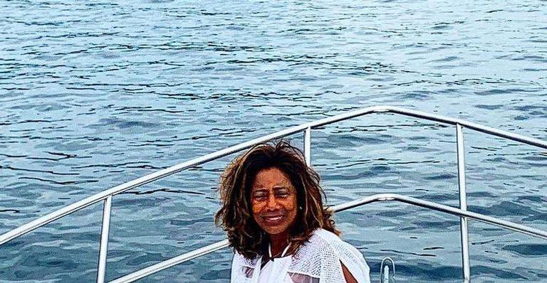 Gloria Maria celebra a vida com sorriso largo em lancha luxuosa - Reprodução/Instagram