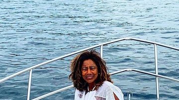 Gloria Maria celebra a vida com sorriso largo em lancha luxuosa - Reprodução/Instagram