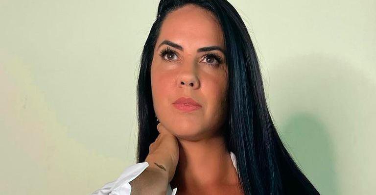 Noiva de Zezé di Camargo, Graciele Lacerda posa só de camisa e mostra pernões sem retoques - Reprodução/Instagram