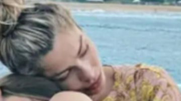 Filha de Grazi Massafera dorme no colo da mãe durante passeio de barco - Reprodução/ Instagram